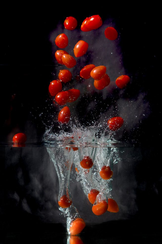 Kerstomaatjes in water.